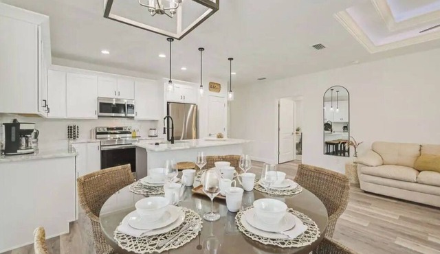 Cozy SW Coastal Retreat, 3Bd, 2Ba , King Bed Suite, Near Beaches, 6 guests