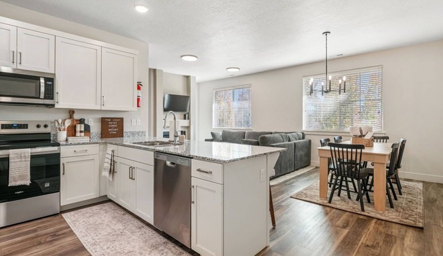 Cozy Swiss Condo - King Bed, Sleeps 6, Free Blanket