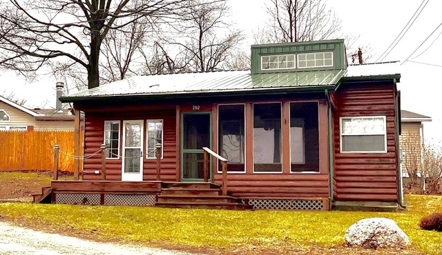 Cozy Sylvan Lake Cabin with Loft & Stunning Lake Views!