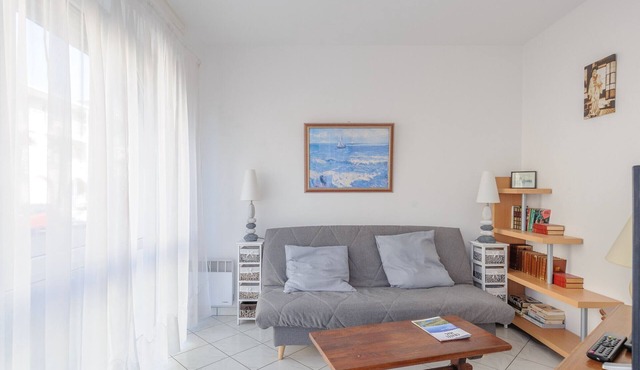 Cozy T2 Apartment with Pool Access, Steps from Beach and Shops