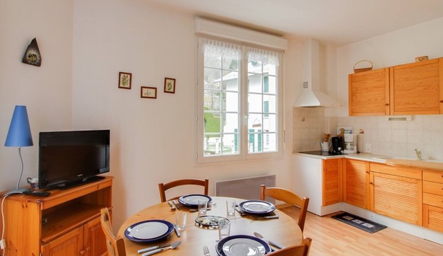 Cozy T2 apt with terrace - sleeps 4, central Cauterets, near gondola & amenities