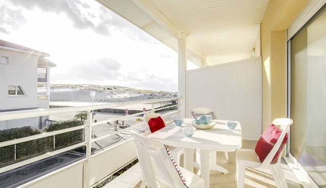 Cozy T3 with Balcony, 50m from Ocean, Parking Included, Sleeps 4
