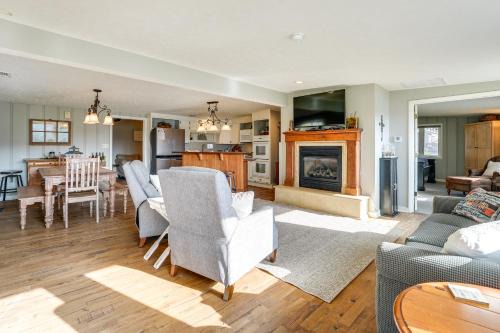 Cozy Table Rock Lake 'Boathouse' w/Pool Access