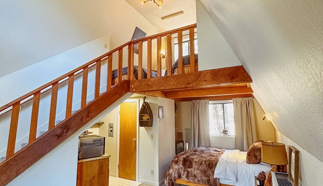 Cozy Tahoe Escape – Minutes from Sierra-at-Tahoe & Game Room Fun