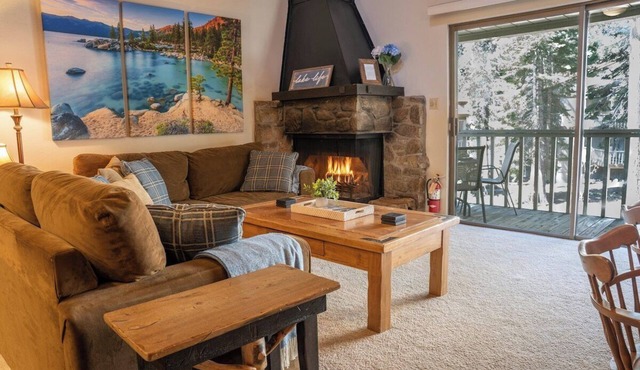 Cozy Tahoe Townhome <10 mins from Lake