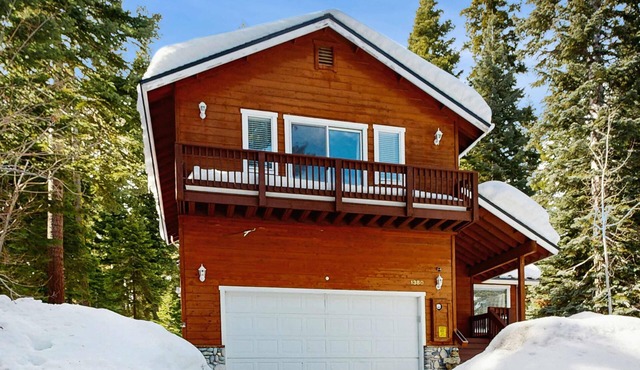 Cozy Tahoe Vista home with fireplace, furnished deck, & forest view