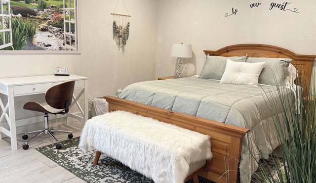 Cozy Tampa Studio Retreat-Private Entry -Patio - Parking - Near Everything.