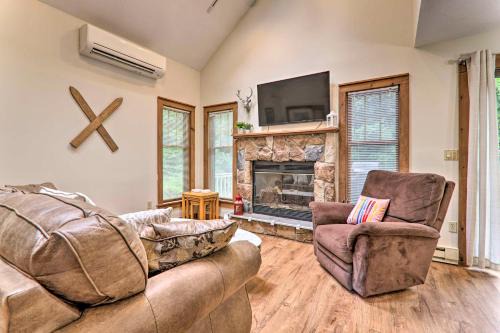 Cozy Tannersville Cabin with Game Room and Gas Grill!