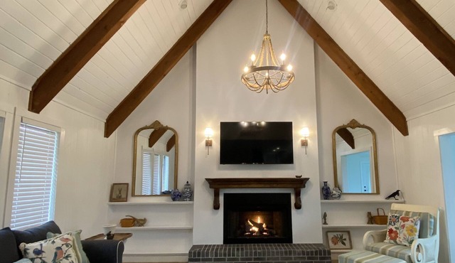 Cozy Tavares home in with heated pool on the canal