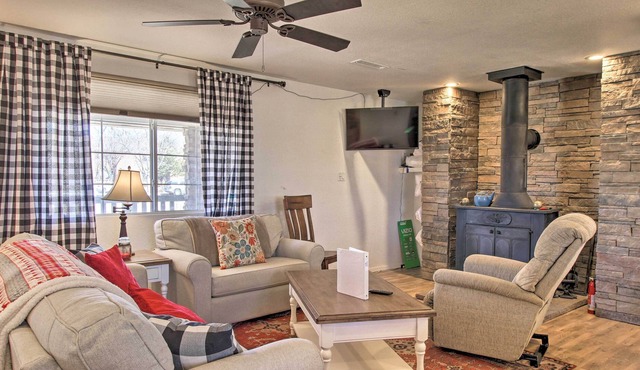 Cozy Taylor Home w/ Fireplace - Hiking Nearby