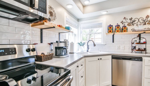 Cozy Tech Terrace Cottage - Just a short walk to Texas Texas