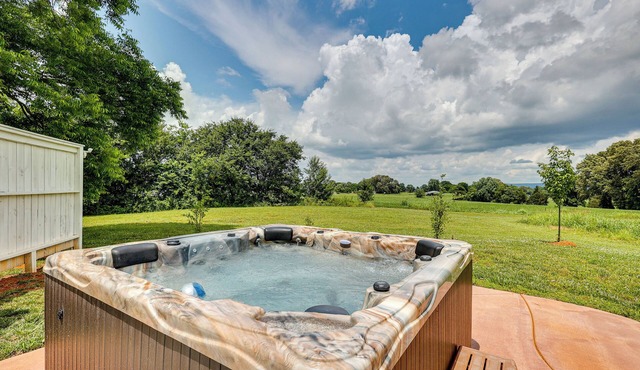 Cozy Tennessee Abode w/Private Hot Tub & Fire Pit