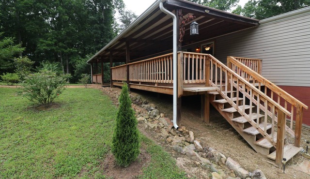 Cozy Tennessee Plateau home. Furnished outdoor living with 1G Wi-Fi