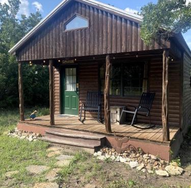 Cozy Texas Cabin Retreat with Hot Tub & Scenic Outdoor Spaces in Bluff Dale, Texas