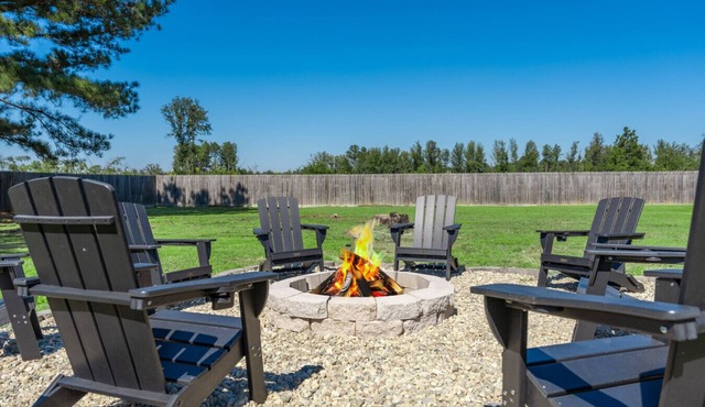 Cozy Texas Getaway w/Fireplace Near Lakes