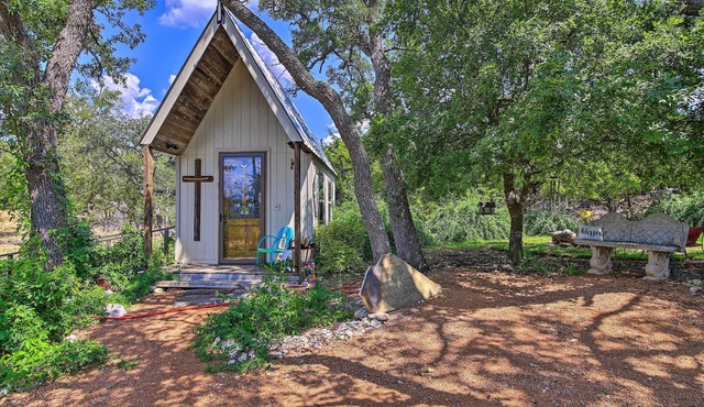 Cozy Texas Retreat w/Patio, Grill & Fire Pit!