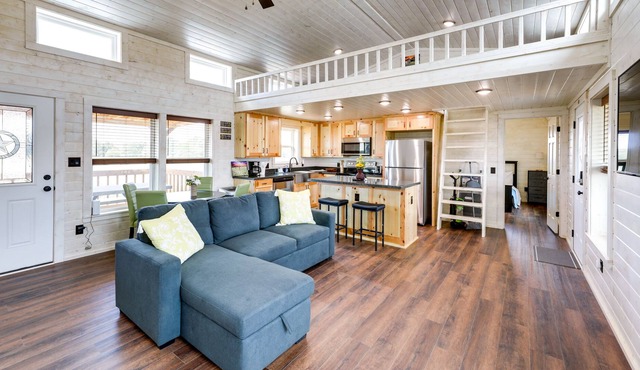 Cozy Texas Retreat w/ Covered Deck & Private Pond!