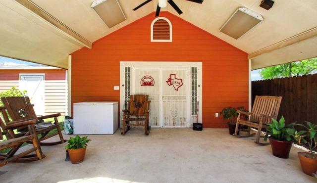 Cozy Texas-themed bungalow casita. Pet friendly.