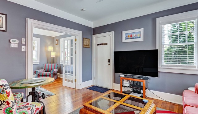 Cozy Thomas Square Carriage House