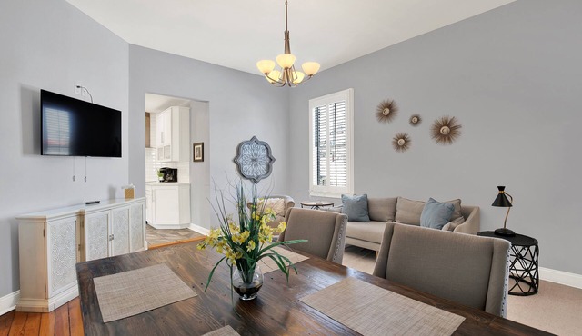 Cozy Three-Bed Apartment Steps to Thomas Square