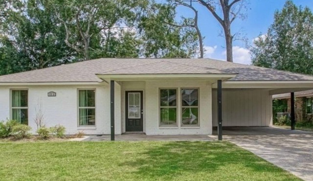 Cozy three bedroom two bath minutes away from anything desire in Baton Rouge
