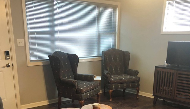 Cozy three bedroom Close to all KCs attractions but tucked into a neighborhood