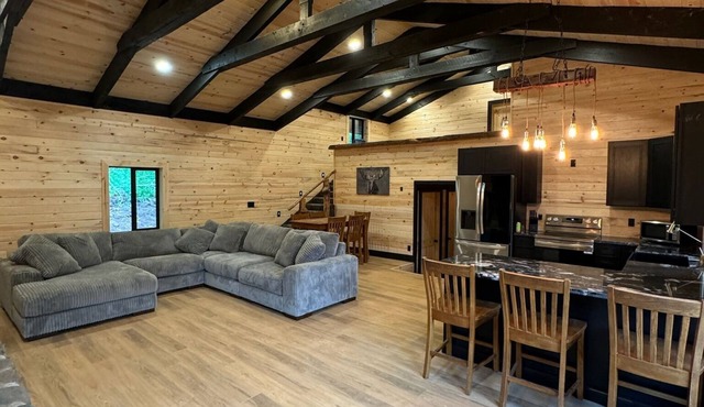 Cozy Timber Cabin 13 miles to Yellowstone National Park!