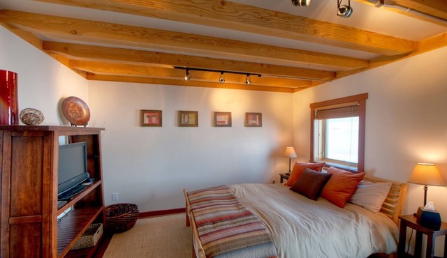 Cozy Timber Frame Cabin with Private Hot Tub and Amazing Views!