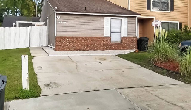 Cozy Timuquana Townhome Private Yard & Parking Family and Pet-friendly