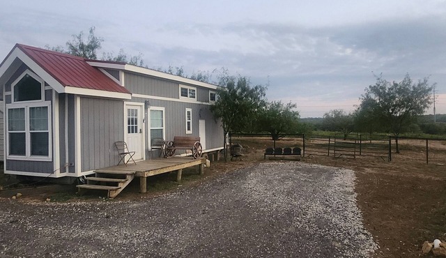 Cozy Timy house 1-bedroom, 2-loft cabin in with full bath and kitchen on a farm!