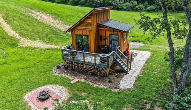 Cozy Tiny Cabin by the Creek for a Unique Pet-Friendly Getaway in Hillsville, Virginia