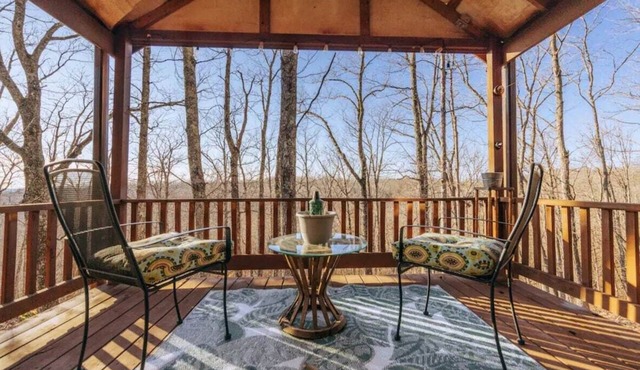 Cozy Tiny Cabin Getaway w/ Views