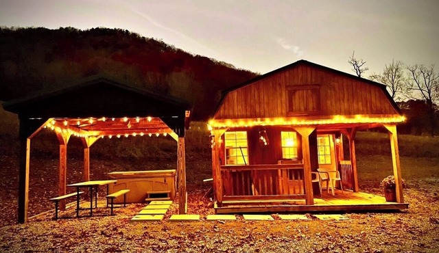 Cozy Tiny Cabin with Hot Tub, 3 Minutes to Seneca Rocks Park Entrance