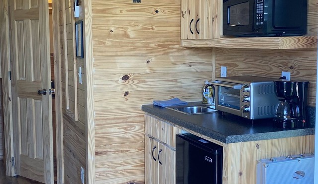 Cozy Tiny Home 1 mile from Lake Hartwell