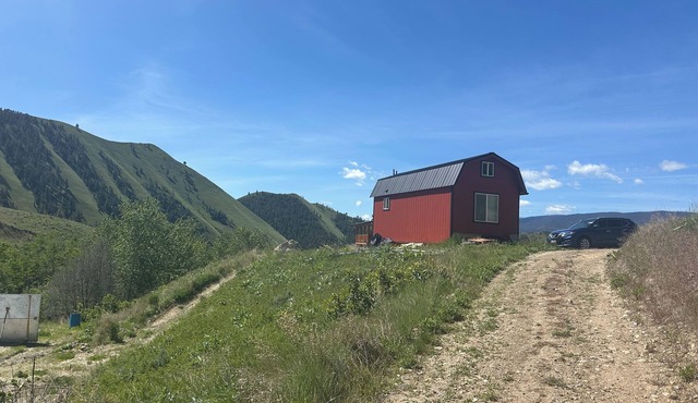 Cozy Tiny Home. 30 mins from Lost Trails Ski Area and 30 mins from Salmon.