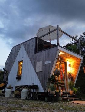 Cozy Tiny Home, Farm & Fire Pit, Lakes Region