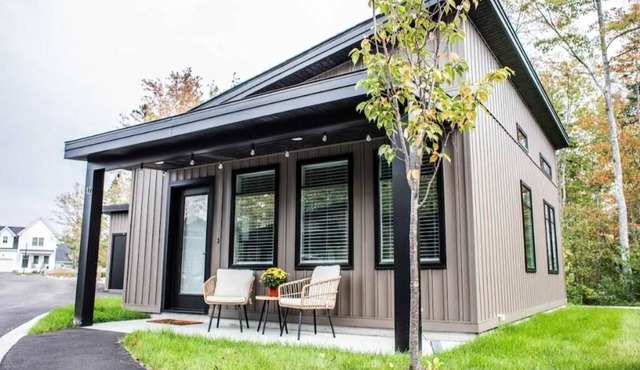 Cozy Tiny Home | Fireplace 9 Miles to Portland