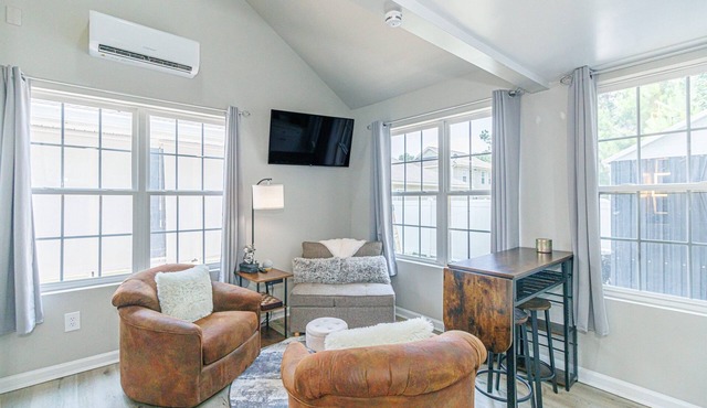 Cozy Tiny Home for 2! Short drive to the Beach!