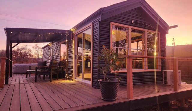 Cozy Tiny Home + Hot Tub | Oak trees, Trail & View