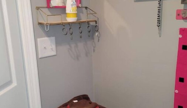 Cozy tiny home in enchanting Memphis with AC, WiFi on an acre of land very quiet