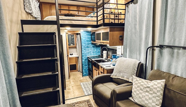 Cozy Tiny Home in Pleasant Springtown Texas with WiFi, AC, Full Kitchen