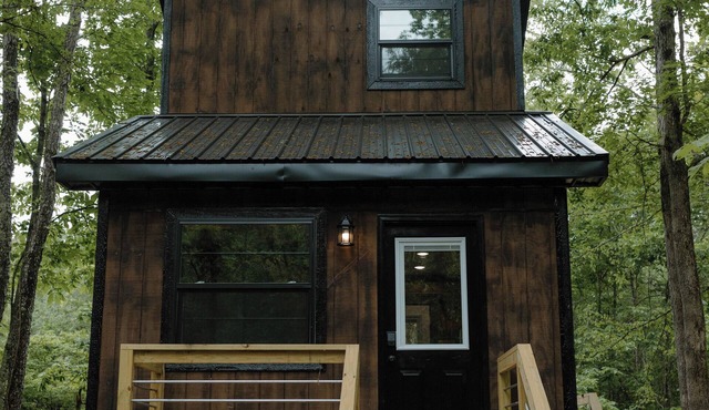 Cozy Tiny Home in the woods of Middle Tennessee with AC and high speed internet