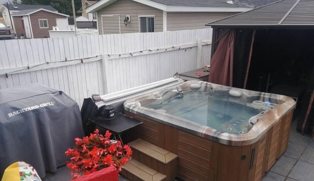 Cozy Tiny Home Living (*Hot Tub & Pet Friendly! *)