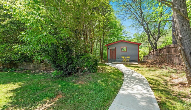 Cozy Tiny Home - Private Guest House near Gas South Arena - Perfect for couples