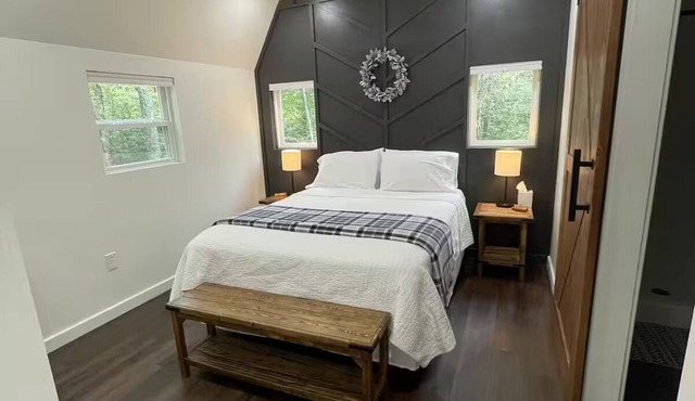 Cozy Tiny Home tucked in the woods w/firepitnn