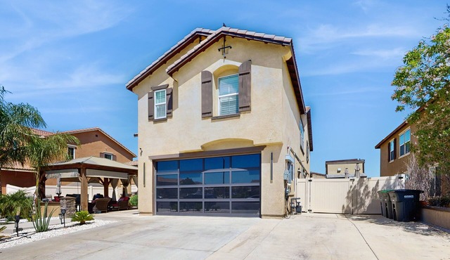 Cozy Tiny Home with shared pool, hot tub and grilling area!