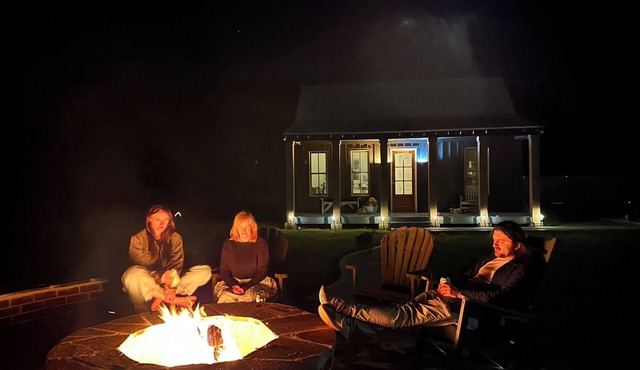Cozy tiny house cabin on a farm stay in charming Oxford with seasonal pool