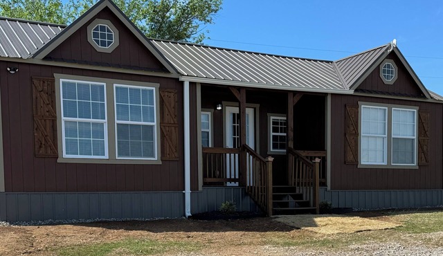 Cozy Tiny House located near Medicine Park with WiFi, AC