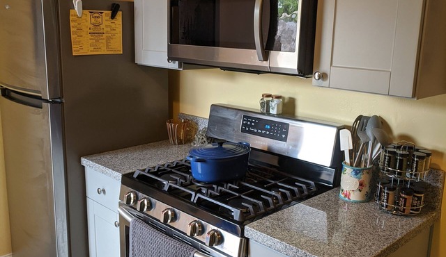 Cozy tiny house near beach, wine, and rocket launches!