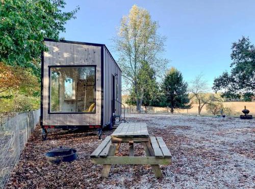 Cozy Tiny House on a Farm in Fredericksburg, Indiana - Perfect Romantic Glamping Destination
